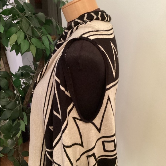 Maurice’s sleeveless cardigan Woman’s XL/XXL black and tan Aztec pattern - Picture 8 of 12